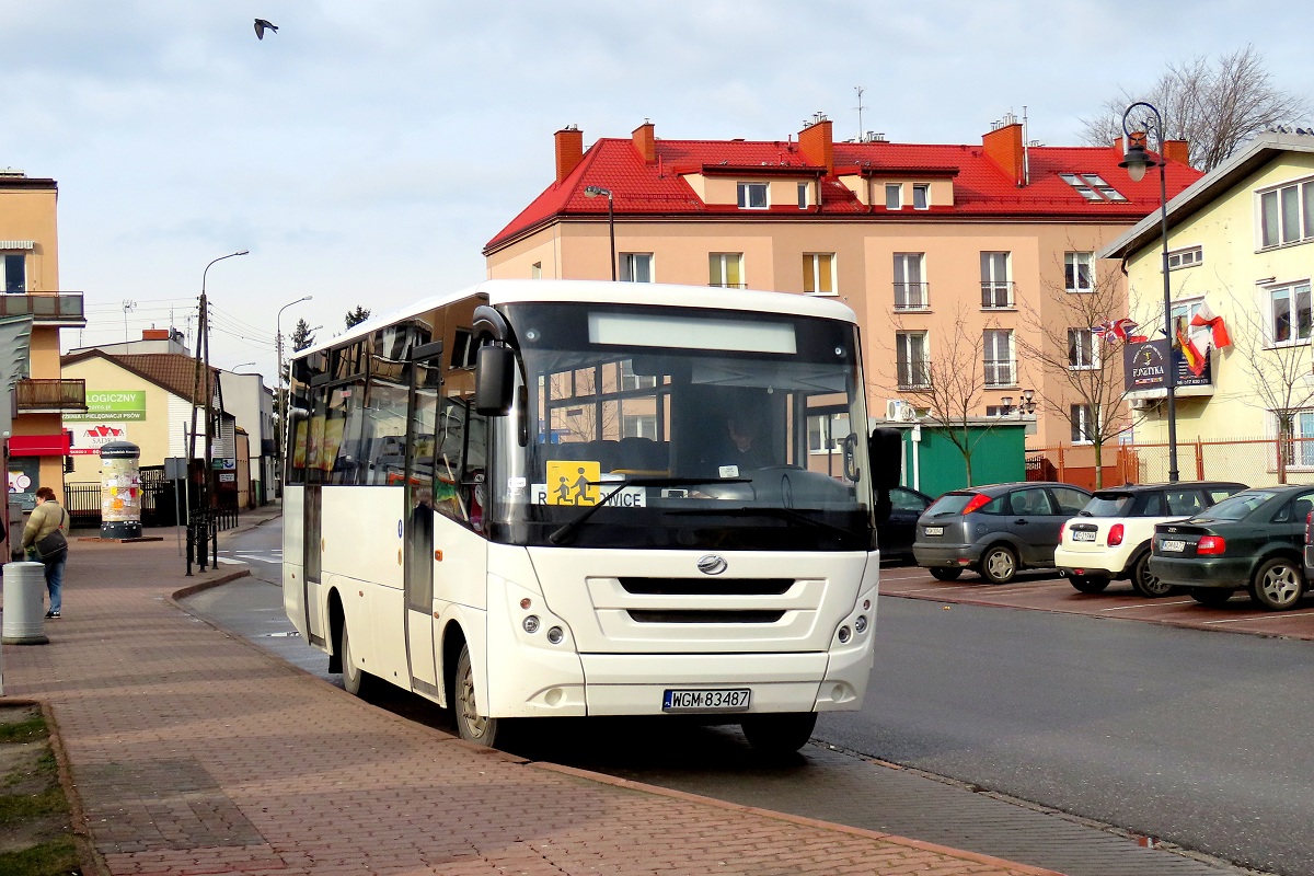 90238
ZAZ stoi na przystanku âGrodzisk Zondka 01â oczekujÄc na uczniĂłw z pobliskiej SP5 ktĂłrych to zawiezie na lekcjÄ WF-u na grodziski basen. 
W ostatnim czasie PKS rozkochaĹ siÄ takĹźe w turystycznych ZAZ-ach czego przykĹad mamy na zdjÄciu. 
