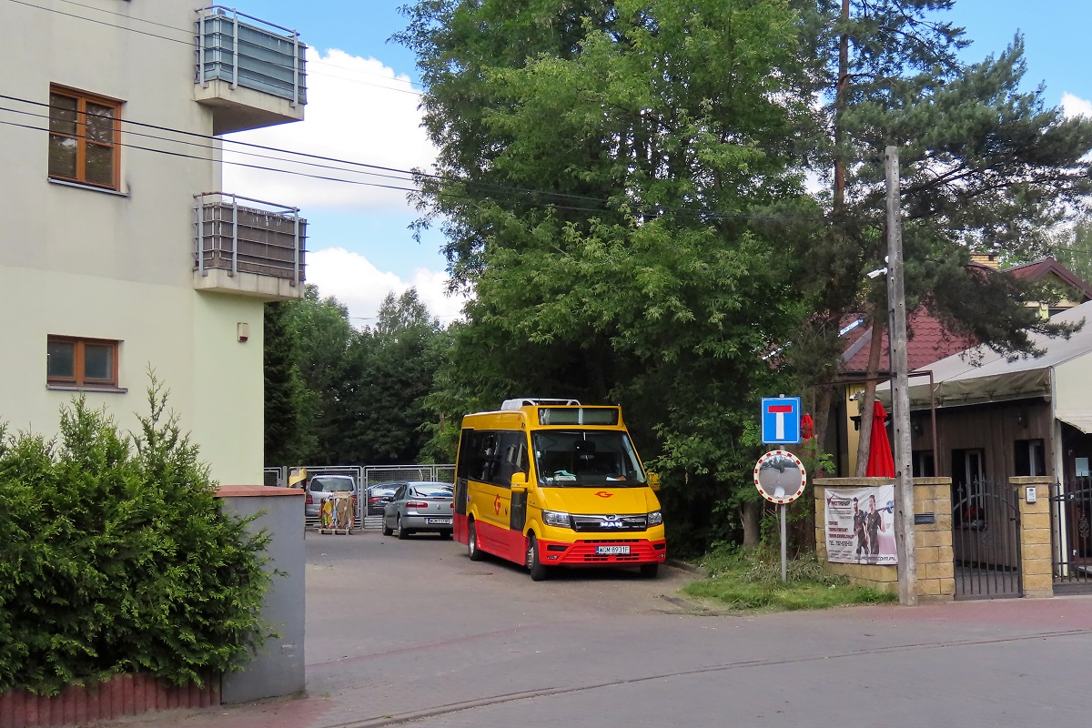 22006
MAN oczekuje na zatrudnienie stojÄc na jednej z grodziskich ulic. 
