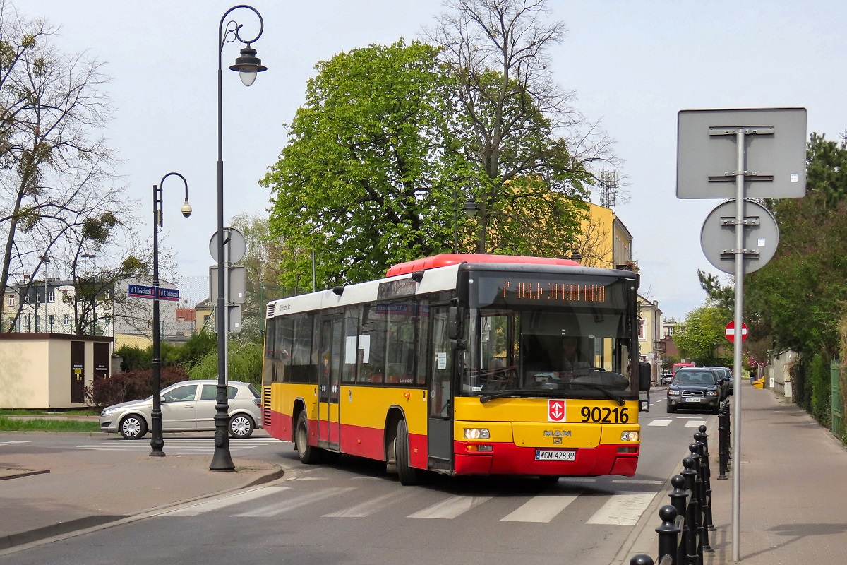 90216
MAN wykonuje kurs â8â linii numer 7 w relacji Grodzisk Maz. Szpital (12:35)-Grodzisk Maz. Os. Teligi (12:54)-Grodzisk Maz. Szpital (13:13).
W zwiÄzku z pandemiÄ koronawirusa pojawiĹy siÄ zmiany w grodziskiej komunikacji miejskiej. Poza ograniczeniem kursowania autobusĂłw w godzinach pozaszczytowych i wieczornych, wprowadzono bezpĹatne przejazdy dla wszystkich w caĹej sieci KM Grodzisk. W pojazdach wydzielono strefy bezpieczeĹstwa dla kierowcĂłw. JeĹli zaĹ chodzi o tabor to obecnie na wiÄkszoĹci brygad spotkamy jedynie pojazdy klasy MINI (VDL Berkhof ProCity) oraz MIDI (Autosan SanCity). JeĹli chodzi o pojazdy klasy MAXI to obecnie jedynym ich przedstawicielem w grodziskiej komunikacjÄ sÄ MAN-y EL283. Wszystkie Scanie OmniCity z kolei odstawiono do zapasu.
