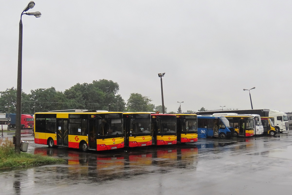 113 (60027)
TytuĹowy ZAZ wraz z ZAZ-ami 22029, 122 (60013) i 149 (60011) oczekujÄ na zatrudnienie stojÄc na terenie grodziskiej zajezdni PKS Grodzisk. W tle widoczne sÄ kolejno: Iveco Daily 65C17 / Kapena Urby LE #20141 (42496), 3A3 A10C34 #147 (60005), Autosan A1010T.02.01 #40134 i rozbity VDL Berkhof ProCity #50007. 
