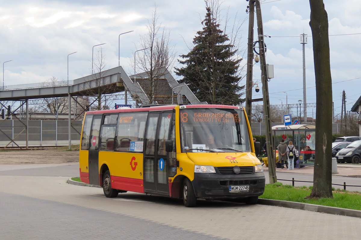 141 (70018)
ProCity stoi na pÄtli w oczekiwaniu na wykonanie kursu 117 linii numer 18: Grodzisk Maz. Traugutta PKP (15:45)-MilanĂłwek KrĂłlewska (16:12)-Grodzisk Maz. Traugutta PKP (16:39). 
