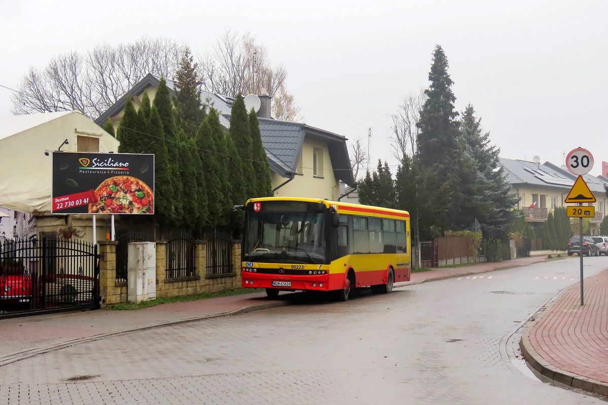 90223
SanCity stoi na jednej z grodziskich ulic w trakcie przerwy w wykonywaniu kursĂłw na linii numer 3. 
