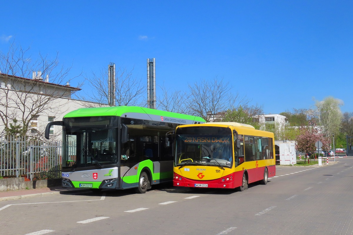 WGM 0501E i 191 (40001)
Solaris stoi na pÄtli po awaryjnym zakoĹczeniu wykonywania kursu linii numer 0: Grodzisk Maz. Dw. PKP (9:30)-Grodzisk Maz. Traugutta PKP (10:17). Obok stoi SanCity w oczekiwaniu na wykonanie kursu 204 linii numer 20: Grodzisk Maz. Szpital (10:00)-Kaski DwĂłr (10:52). 
