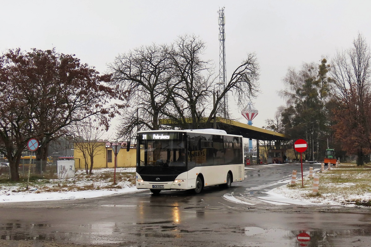 21089
ZAZ zjeĹźdĹźa do zajezdni po zatankowaniu paliwa. 
Słowa kluczowe: zima