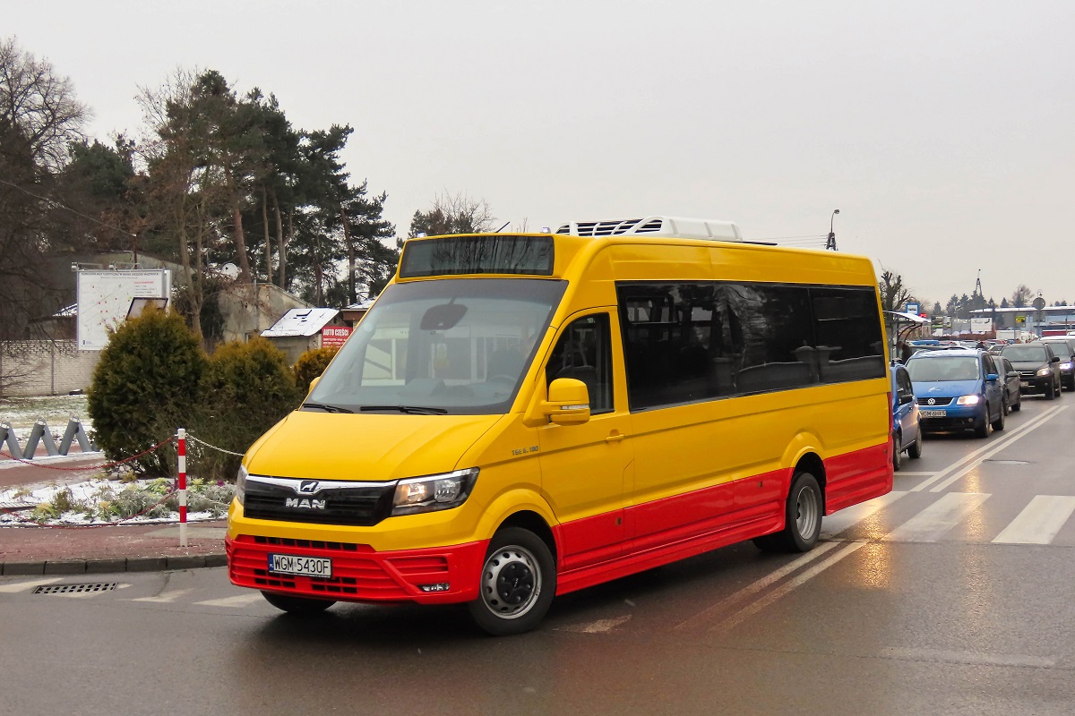 21075
MAN jedzie jako przejazd techniczny. WĂłz docelowo ma zostaÄ skierowany do obsĹugi pakietu A w ramach Grodziskich PrzewozĂłw Autobusowych (obsĹuga linii miÄdzygminnych pomiÄdzy Grodziskiem Mazowieckim a MilanĂłwkiem (16), Jaktorowem i Baranowem (20) oraz sieÄ linii w ramach gminy BĹonie (10, 11 i 12) i MilanĂłwek (15)). 
