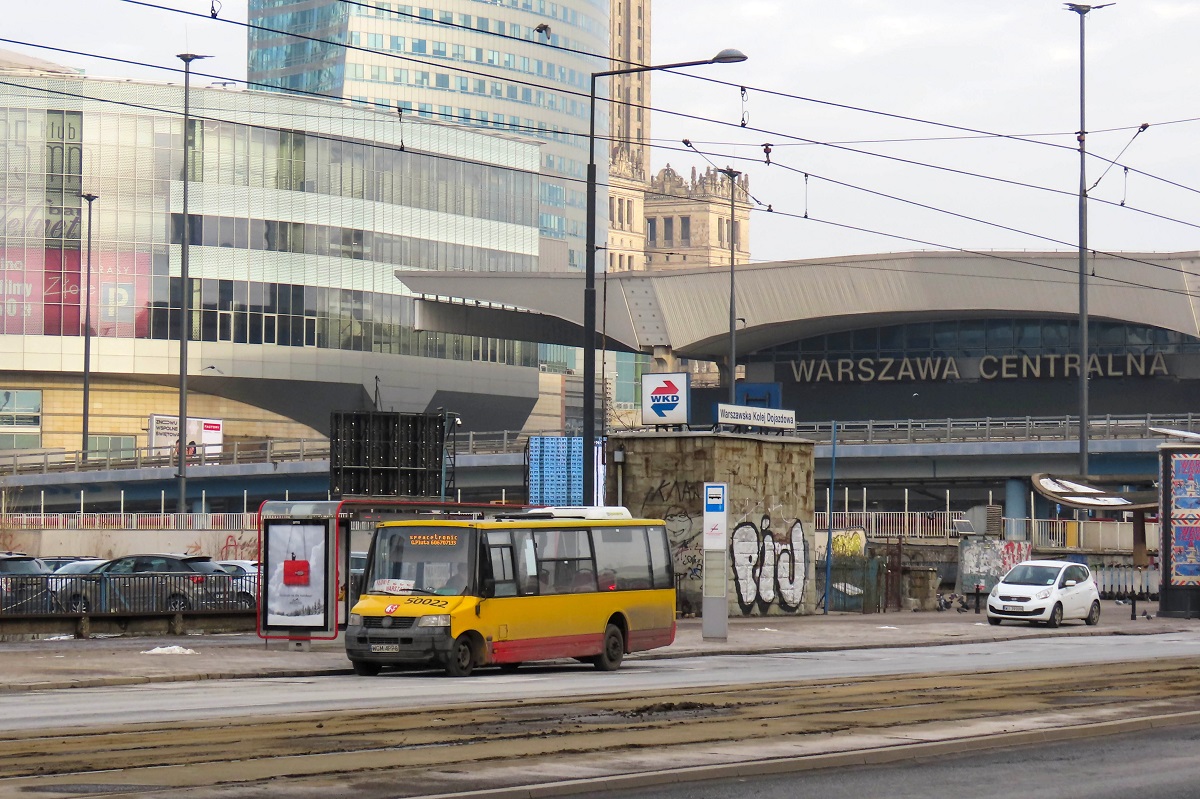 50022
ProCity stoi na przystanku âDw. Centralny 06â oczekujÄc na wykonanie kursu linii podmiejskiej â Warszawa Dw. Centralny (11:30)-BĹonie PKP (12:31). 
W zwiÄzku z nowym kontraktem w Grodzisku i wycofaniem wszystkich ProCity do koĹca marca 2022 r. (wiÄkszoĹÄ zostanie juĹź wycofana wraz ze startem nowego kontraktu), taki widok na linii BĹonie-Warszawa niebawem stanie siÄ codziennoĹciÄ. 

