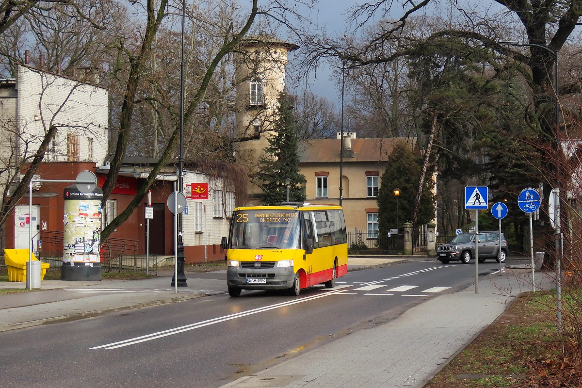 50021
ProCity jedzie jako kurs â403â linii numer 25 â Izdebno KoĹcielne SzkoĹa (11:36) - Grodzisk Maz. Dw. PKP (12:15). 
W zwiÄzku z nowym organizatorem przewozĂłw jakim jest ZwiÄzek Powiatowo-Gminny pod nazwÄ âGrodziskie Przewozy Autobusoweâ zwiÄkszono czÄstotliwoĹÄ obecnie kursujÄcych linii, uruchomione nowe linie, a co waĹźne ujednolicono taryfÄ kaĹźdej z komunikacji w regionie. ZwiÄkszono takĹźe wymagania w zakresie taboru. WiÄkszoĹÄ VDL-i (w tym powyĹźszy na zdjÄciu) siÄ juĹź nie kwalifikuje na kontrakt - dopuszczono tymczasowo jedynie 6 sztuk ktĂłre majÄ wymaganÄ liczbÄ miejsc przez przetarg.
Słowa kluczowe: DziwadĹo