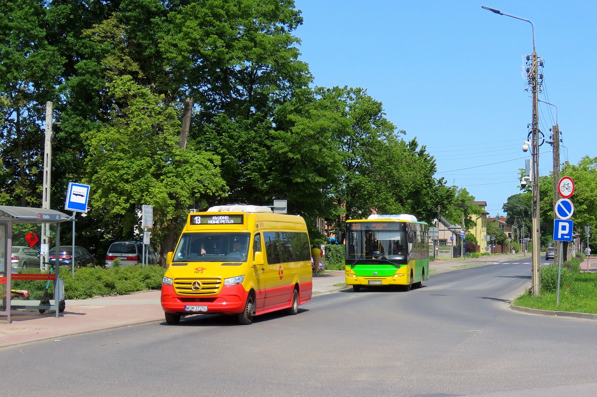 103 (22021)
Sprinter stoi na przystanku âGrodzisk Maz. Traugutta PKP 02â jako kurs 704 linii numer 13: Grodzisk Maz. Szpital (11:05)-KĹudno Nowe PÄtla (11:49). Za nim jedzie ZAZ A10C3A #21002 jako kurs 603 linii numer 25: Izdebno KoĹcielne SzkoĹa (11:01)-Grodzisk Maz. Dw. PKP (11:40). 
