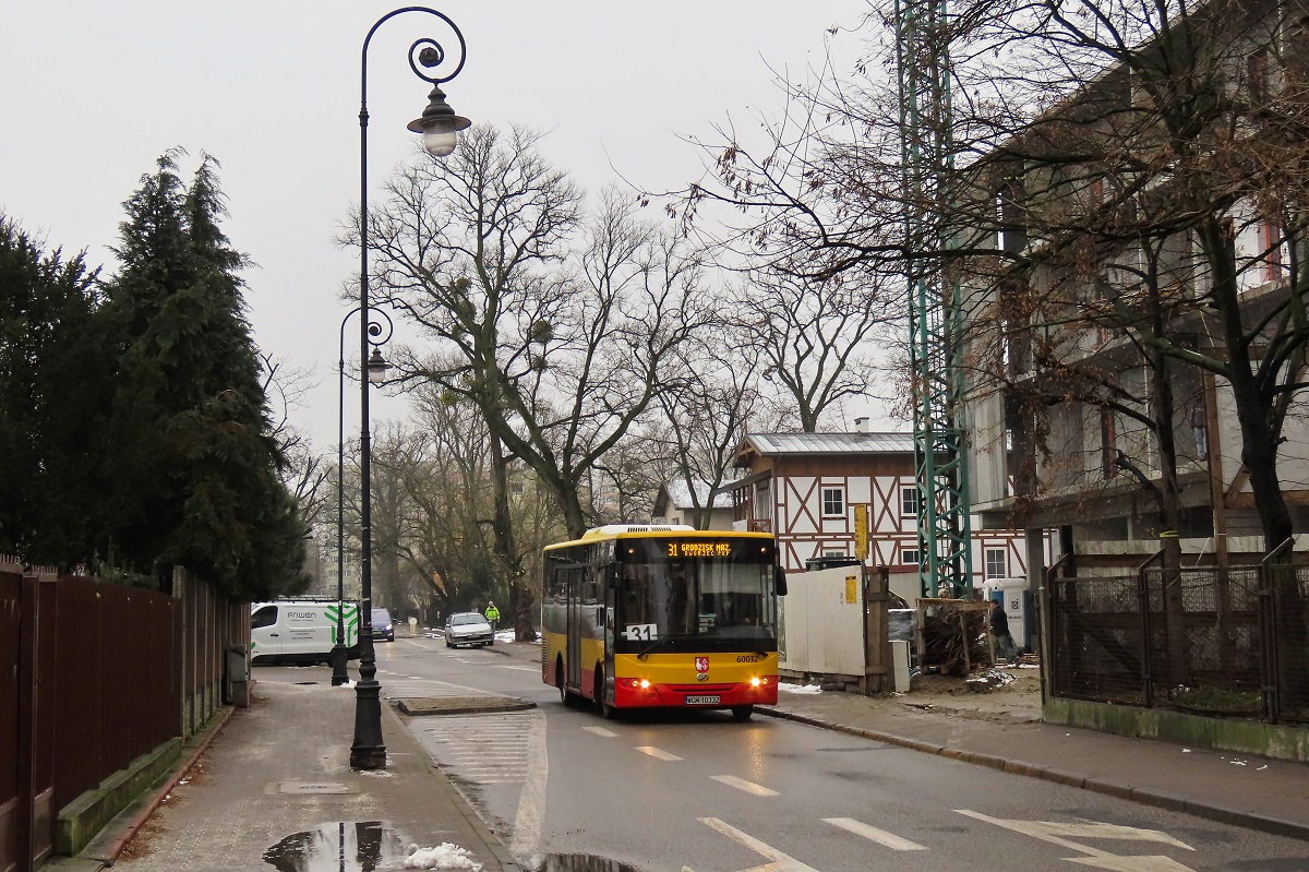 60032
Po przywrĂłceniu w czerwcu b.r. sprzedaĹźy biletĂłw przez kierowcĂłw, we wszystkich wozach w grodziskiej komunikacji usuniÄto wydzielone strefy bezpieczeĹstwa dla kierowcĂłw. Co prawda w VDL-ach ProCity oraz ZAZ-ach A10 zamontowano w zamian w formie zasĹonek folie oddzielajÄce kabinÄ kierowcy od przedziaĹu pasaĹźerskiego, to powyĹźszy wĂłz dodatkowo (jako jedyny) obecnie ma ponownie wydzielonÄ strefÄ bezpieczeĹstwa. W Scaniach OmniCity zaĹ powrĂłcono do uĹźywanych jeszcze w czasach "warszawskich" tych wozĂłw, szyb wmontowanych w drzwi kabiny kierowcy. 
