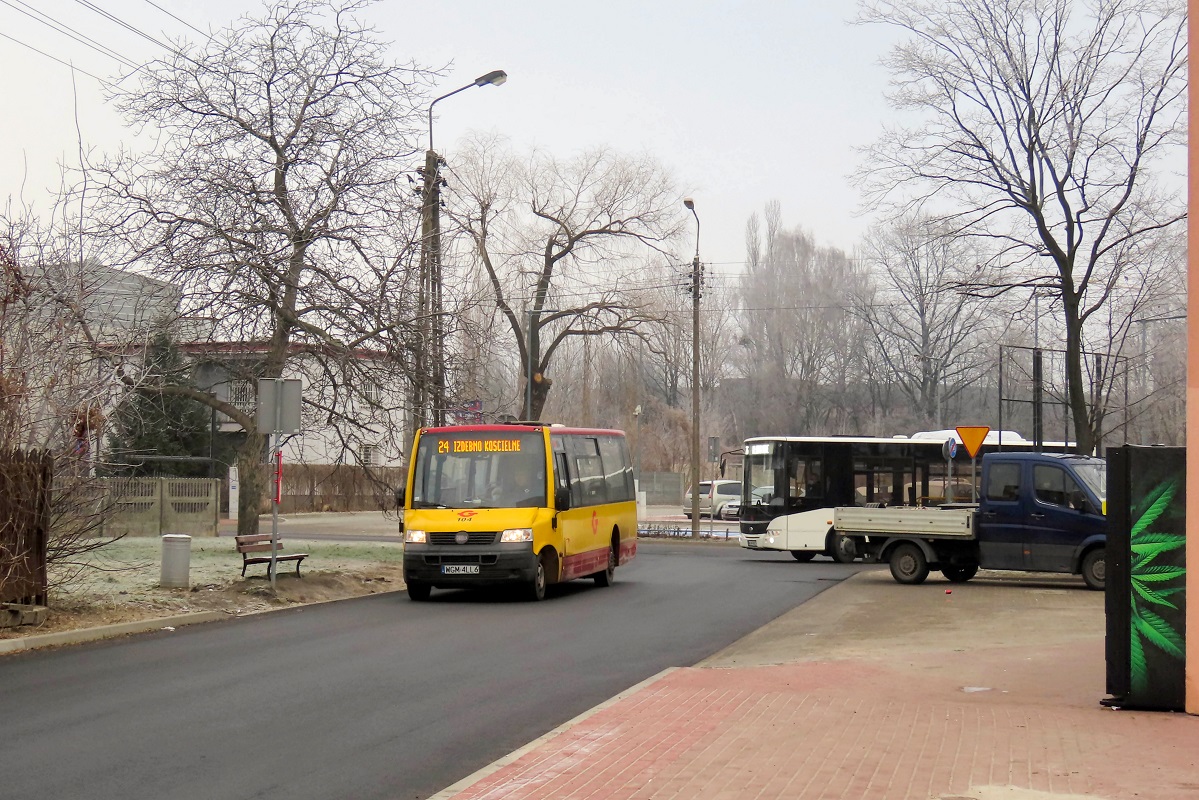 104 (50013)
ProCity mija przystanek âGrodzisk Maz. Traugutta 02â jadÄc jako kurs â110â linii numer 24 â Grodzisk Maz. Dw. PKP (12:40)-Izdebno KoĹcielne PÄtla (13:21). Za nim jedzie ZAZ A10C3A #21089 jako kurs â109â linii numer 26 â Grodzisk Maz. Szpital (12:30)-KĹudno Nowe PÄtla (13:12). 
Zgodnie z wymogami przetargu GPA, tytuĹowy wĂłz nie powinien zostaÄ dopuszczony do obsĹugi linii w Grodzisku ze wzglÄdu caĹkowitÄ liczbÄ miejsc w pojedzie. Jednak z uwagi na bardzo krĂłtki czas pomiÄdzy rozstrzygniÄciem, a startem przetargu i krĂłtkim czasem na skompletowanie taboru zgodnego z wymogami kontraktu, dopuszczono warunkowo oprĂłcz wozĂłw pomostowych takĹźe kilkanaĹcie wozĂłw niespeĹniajÄcych wymagaĹ przetargu. 

