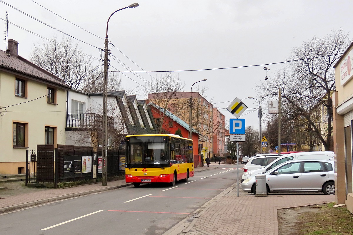 128 (80423)
ZAZ jedzie jako przejazd techniczny.
WĂłz w ostatnim czasie zmieniĹ malowanie z L-kowego (gdzie jeĹşdziĹ z numerem 17462) na schemat obowiÄzujÄcy na wozach w sieci GPA. 
