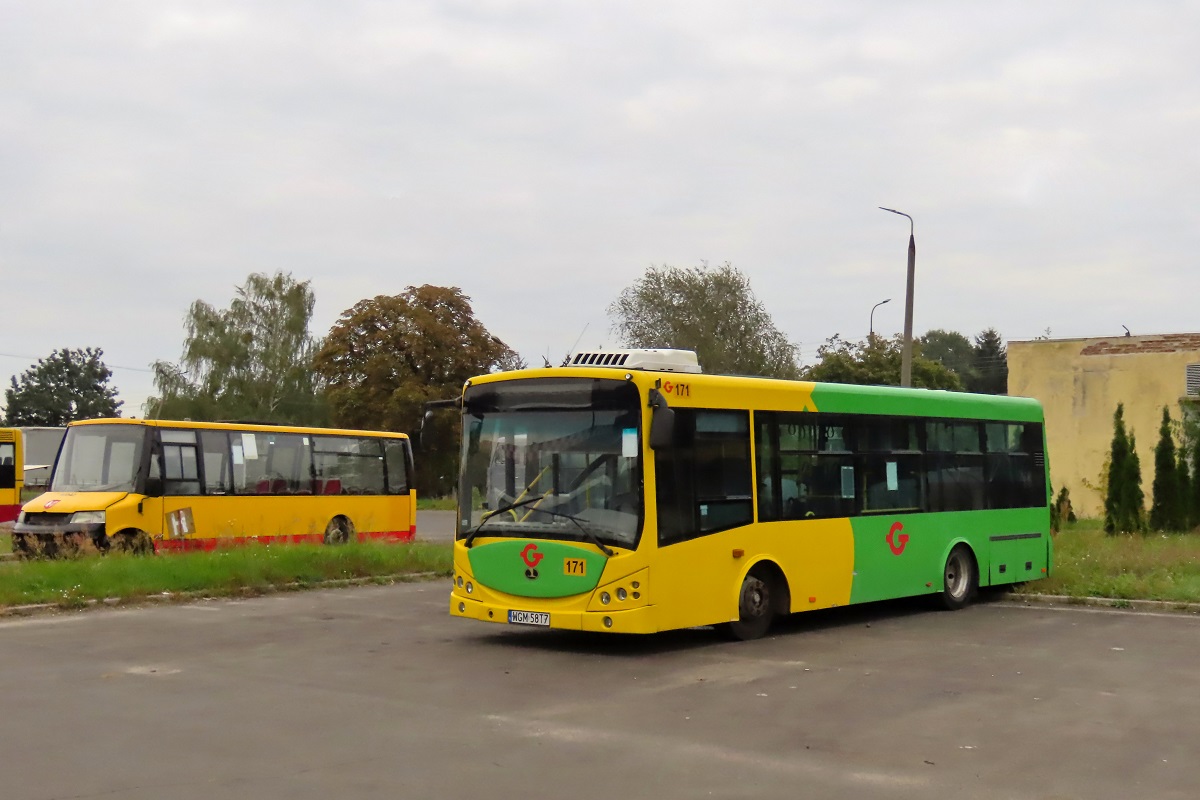 171 (90110)
OczekujÄce na naprawy tytuĹowe SanCity i VDL Berkhof ProCity #90242 stojÄ przed halami przeglÄdowo-naprawczymi.
