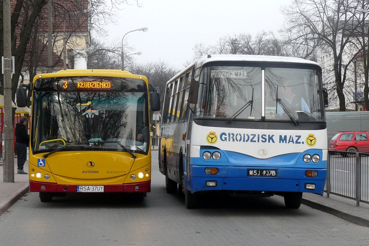 90008
ReprezentujÄcy ĂłwczeĹnie najnowszÄ generacjÄ pojazdĂłw Autosana model SanCity A0808MN.04.01 o numerze 90008, bÄdÄcy na testach w PKS Grodzisk w trakcie wykonywania kursu linii numer 3 do KĹudzienka. Obok majÄcy juĹź najlepsze lata za sobÄ Autosan H9-21 o numerze 50786, jeĹźdĹźÄcy w PKS Grodzisk od poczÄtku czyli od 1985 r. PowyĹźszy SanCity jeĹşdzi juĹź na staĹe w MPK Ĺwidnica zaĹ HadziewiÄtka nadal sĹuĹźy w PKS Grodzisk obsĹugujÄc linie szkolne w Mszczonowie. 
