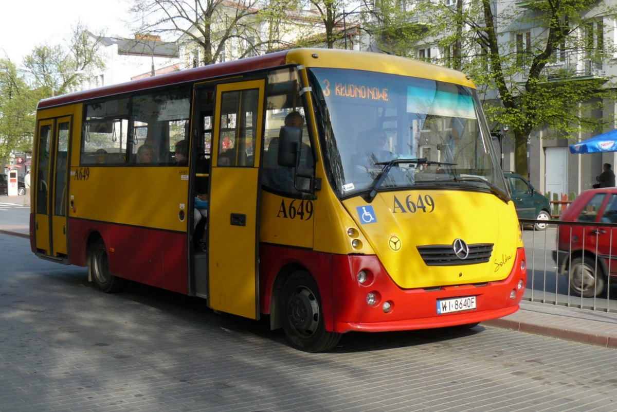 70108
Solina stoi na pÄtli przy grodziskim dworcu PKP oczekujÄc na wykonanie kursu linii numer 3 do KĹudna Nowego. 
WĂłz ten planowo byĹ przypisany do warszawskiej linii 137 ktĂłrÄ to PKS obsĹugiwaĹ od koĹca 2007 r. ChoÄ potrzebny byĹ tam jeden wĂłz to PKS musiaĹ przygotowaÄ rezerwÄ. Wytypowano tam Soliny o numerach 70107 (poczÄtkowo nosiĹa ZTM-owy numer A649 z czasem przemianowany na A648) i 70108 (poczÄtkowo nosiĹa numer A599, pĂłĹşniej by nie dublowaÄ numeracji Scanii zmieniony na A649 - ostatecznie numeru A599 nie otrzymaĹa Ĺźadna ze Scanii). Postanowiono iĹź rezerwa ma jednak stacjonowaÄ w Grodzisku w zwiÄzku z czym obsĹugiwaĹa ona tamtejszÄ komunikacjÄ miejskÄ. Wozy jednak doĹÄ czÄsto zamieniaĹy siÄ zadaniami. BywaĹy jednak nawet takie przypadki gdy obydwie Soliny jeĹşdziĹy w Grodzisku zaĹ na linii 137 moĹźna byĹo spotkaÄ niekontraktowÄ ScaniÄ OmniCity. 
