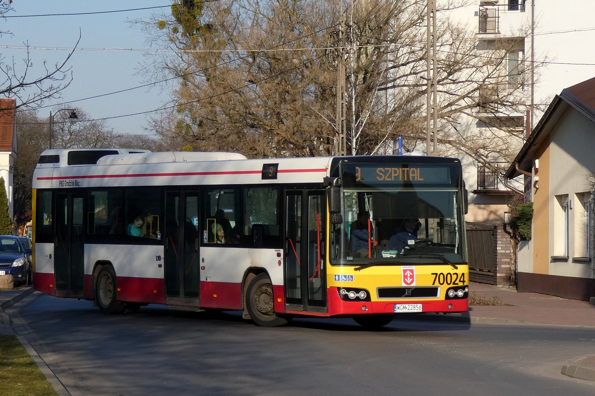 70024
Volvo jedzie w obsĹudze opĂłĹşnionego o ok. 10 minut kursu â5315â linii numer 9 w relacji KsiÄĹźenice PÄtla (15:36)-Grodzisk Maz. Szpital (16:09). 
Tym razem chyba nie starczyĹo farby na pomalowanie bokĂłw..... RĂłwnieĹź rĂłĹźnice w kolorze ĹźĂłĹtym na czole jak i w kolorze czerwonym miÄdzy bokiem a czoĹem to pozostaĹoĹci po malowaniu zielonogĂłrskim. 
Słowa kluczowe: DziwadĹo