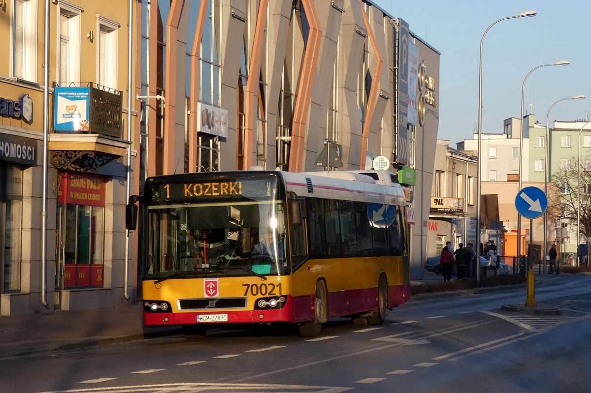 70021
Volvo jedzie w obsĹudze kursu â5029â linii numer 1 w relacji Grodzisk Maz. Dw. PKP (17:00)-Kozerki PÄtla (17:10). 
Słowa kluczowe: DziwadĹo