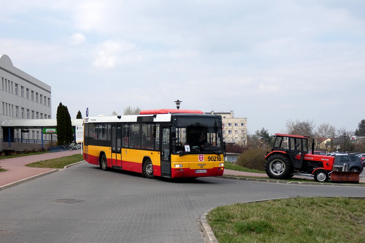 90216
MAN wyruszyĹ z przystanku poczÄtkowego w obsĹudze kursu â23â linii numer 7 w relacji Grodzisk Maz. Szpital (14:55)-Grodzisk Maz. Szpital (15:29) p. Grodzisk Maz. Os. Teligi (15:13). 
Jest to trzeci MAN EL283 ktĂłry rozpoczÄĹ jazdy w grodziskiej komunikacji. Jak dotÄd kaĹźdy wĂłz jest inaczej pomalowany. 

Słowa kluczowe: DziwadĹo
