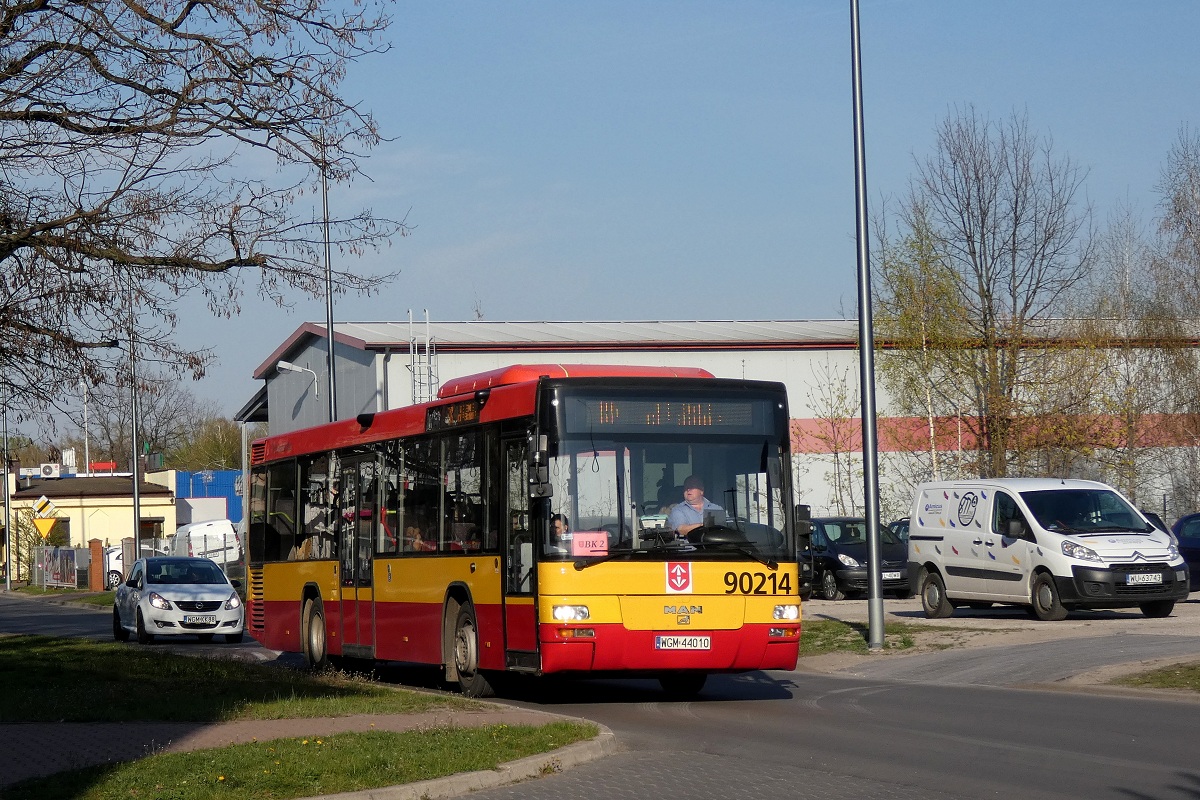 90214
MAN jedzie w obsĹudze kursu â5458â linii BK w relacji Grodzisk Maz. Dw. PKP (17:00)-Grodzisk Maz. Dw. PKP (17:19) p. Grodzisk Maz. Os. Teligi (17:10). 
ByĹ to pierwszy dzieĹ jazdy tego MAN-a po kilkunastodniowej przerwie zwiÄzanej z naprawÄ powypadkowÄ po zderzeniu z osobĂłwkÄ. Dodatkowo byĹ to pierwszy raz gdy na linii BK pojawiĹ siÄ planowo inny tabor niĹź Scania Omnicity.  
