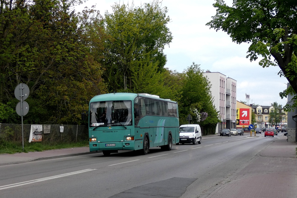 40034
Ewa jedzie w obsĹudze kursu linii pracowniczej âMajewskiâ w relacji PruszkĂłw Parzniewska (14:10)-ĹťyrardĂłw PKP (15:07).
Z przodu widoczna jest decha brwinowskiej linii B6 (BrwinĂłw Rynek-PKP PruszkĂłw-BrwinĂłw Rynek). Pojazd ten wykonuje tam jeden z porannych kursĂłw na wniosek UM BrwinĂłw (jest to zwiÄzane z wyĹźszÄ niĹź na innych kursach frekwencjÄ). 
