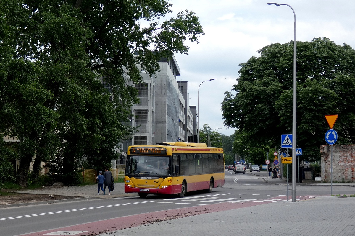 70213
Scania (ex. A513, ex. 49652) jedzie w obsĹudze kursu linii numer 5 w relacji Malichy Sadowa (13:31)-WKD PruszkĂłw (13:56). 
Słowa kluczowe: DziwadĹo