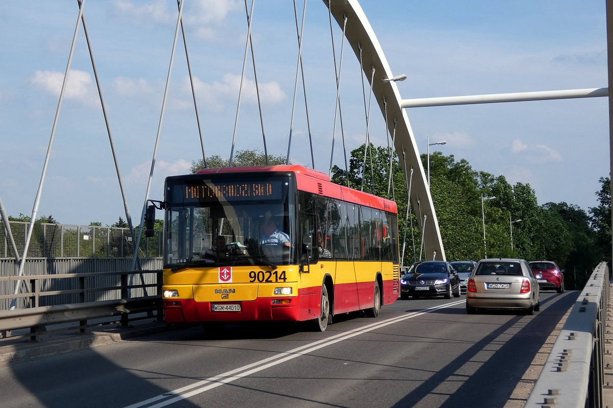 90214
MAN jedzie wiaduktem nad torami PKP w obsĹudze kursu linii specjalnej z okazji MOTOGRODZISKO 2019 w relacji Grodzisk Maz. Dw. PKP (17:00)-Natolin Strefa PrzemysĹowa (17:20). 
