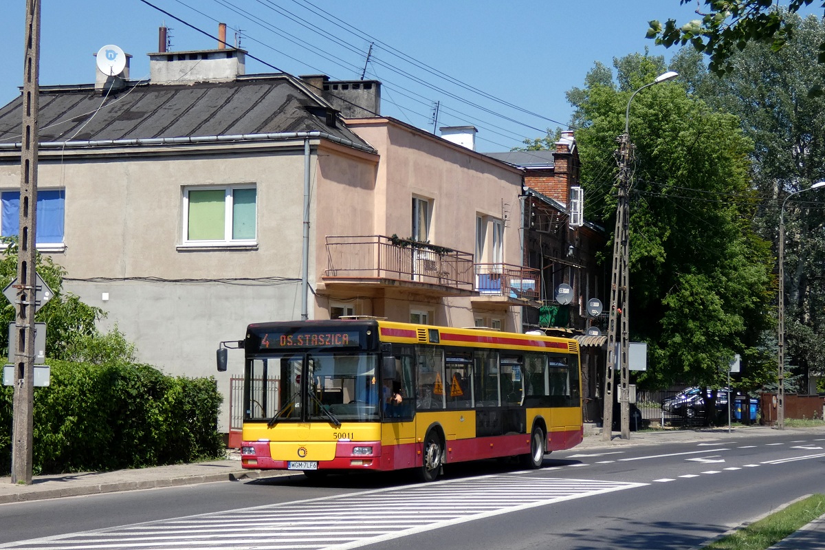 50011
SAM jedzie w obsĹudze kursu linii numer 4 w relacji PruszkĂłw WaryĹskiego Elektrownia (13:35)-PruszkĂłw Os. Staszica (14:01). 
Słowa kluczowe: DziwadĹo
