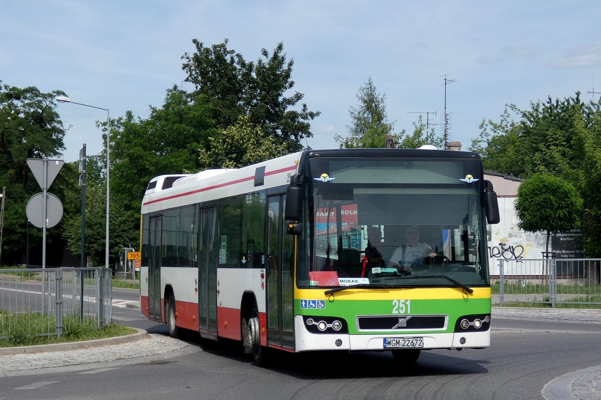 70017
Volvo (pojazd posiada jeszcze numer ze sĹuĹźby w Zielonej GĂłrze - 251) jedzie w obsĹudze kursu linii podmiejskiej w relacji Sochaczew Szpital (14:40)-Sochaczew d.a./PKP/Sienkiewicza (16:51) p. PrzÄsĹawice II (15:51). Pan kierowca pokazaĹ Ĺźe jego Ĺrodkowy palec jak i klakson w autobusie sÄ sprawne. 

