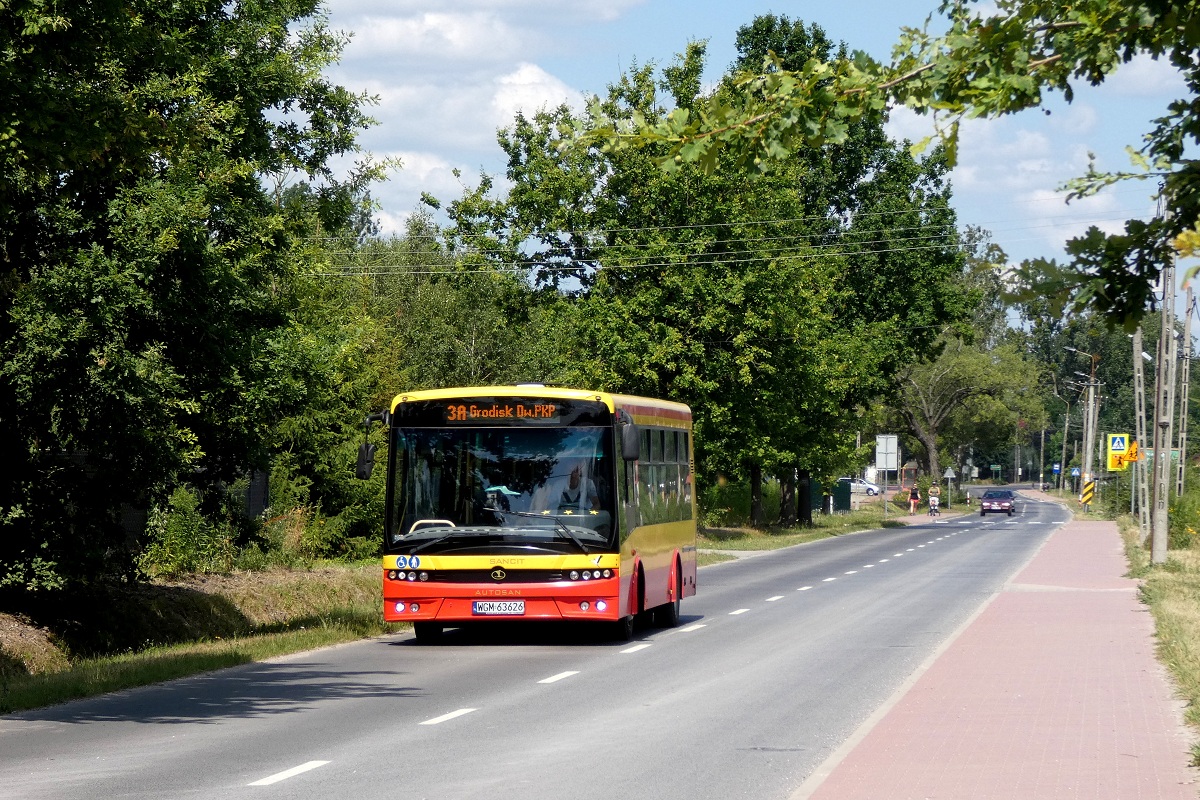 90223
SanCity jedzie w obsĹudze kursu â5514â linii 3A w relacji SzczÄsne Cmentarz Nowy (11:05)-Grodzisk Maz. Dw. PKP (11:37). 
WyĹwietlacz pokazuje, Ĺźe lata mijajÄ, a w PKS-ie po staremu czyli na bakier z jÄzykiem polskim. 
