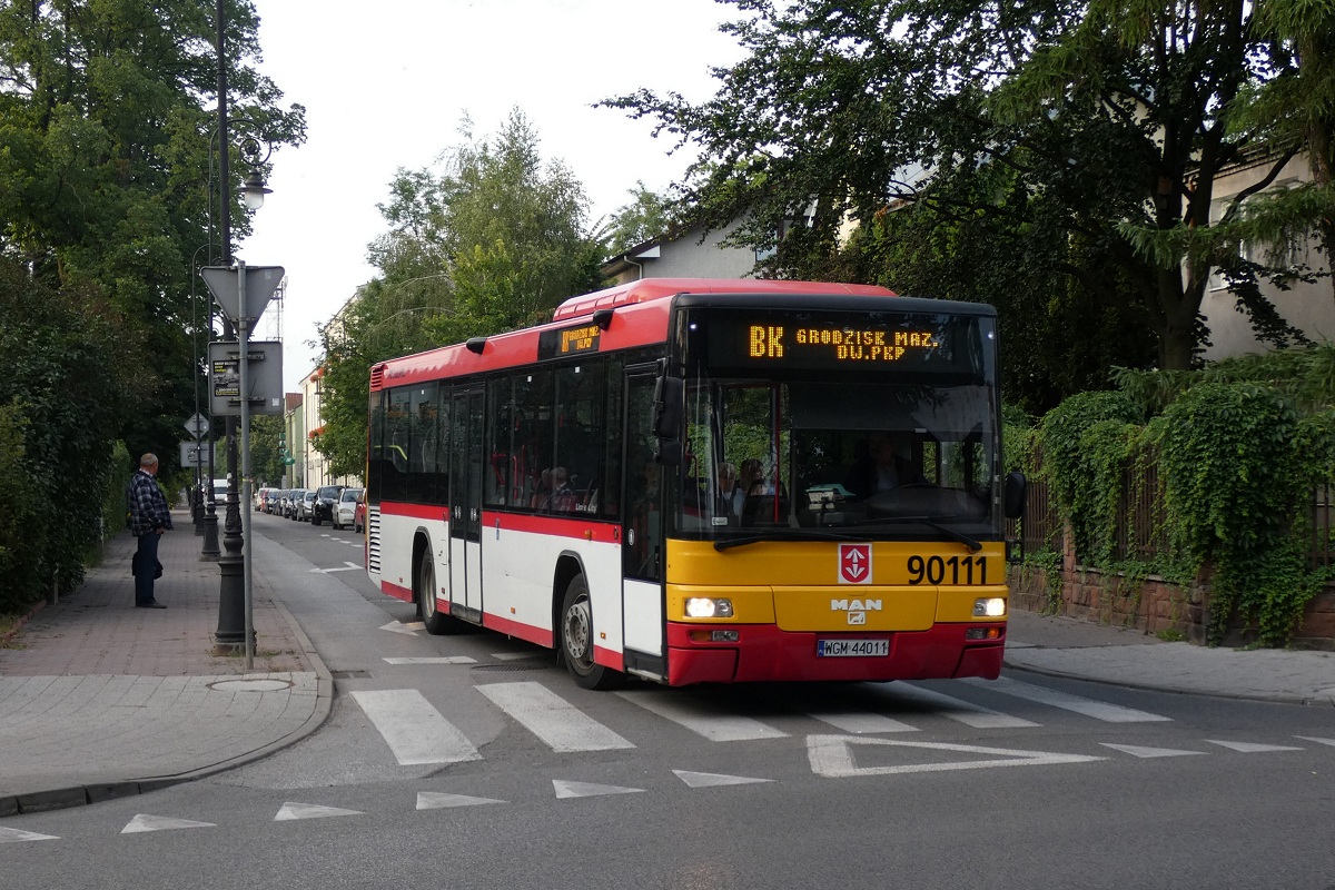 90111
MAN jedzie w obsĹudze kursu â128â linii podmiejskiej w relacji Grzegorzewice (5:50)-Grodzisk Maz. Dw. PKP (6:29). 
Linia BK juĹź zlikwidowana jednak kierunki po niej siÄ przydajÄ i nie trzeba uĹźywaÄ dziÄki temu dech. 
Słowa kluczowe: DziwadĹo
