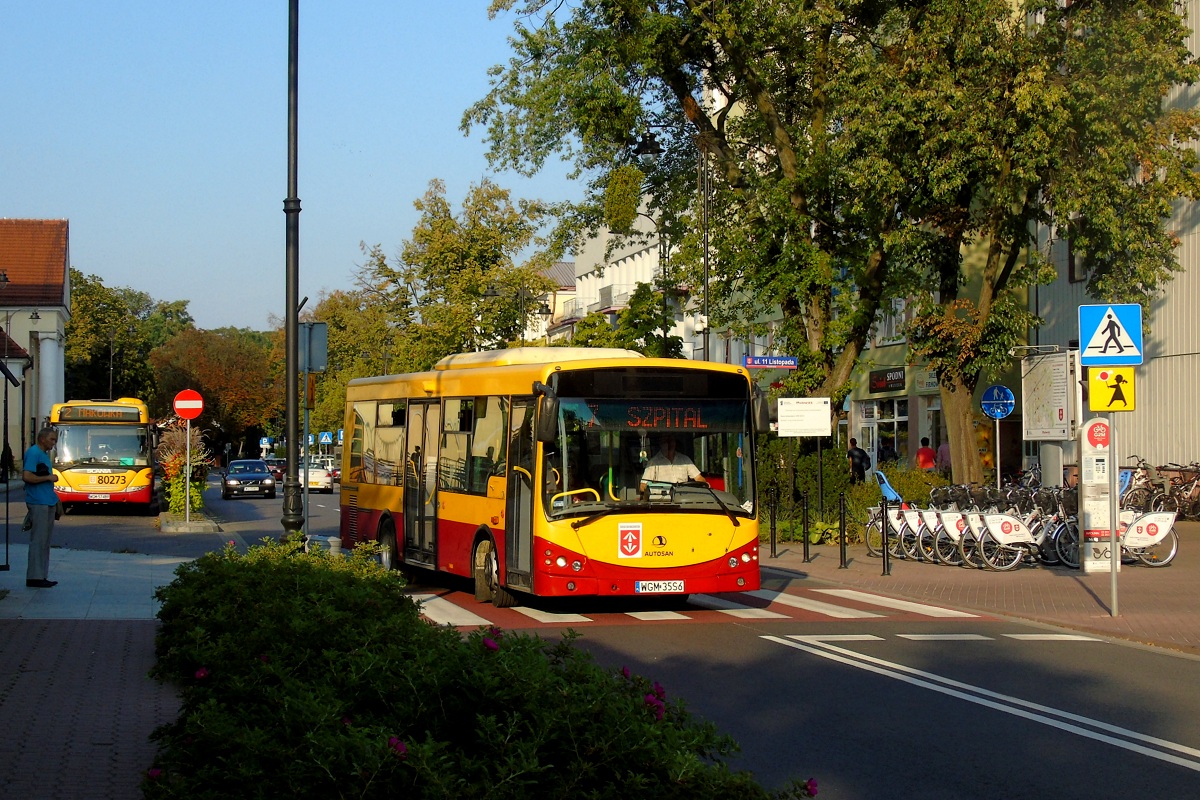 40001
SanCity jedzie w obsĹudze kursu â12â linii numer 7 w relacji Grodzisk Maz. Szpital (17:00)-Grodzisk Maz. Szpital (17:38) p. Grodzisk Maz. Os. Teligi (17:19). W tle na zatoce przed dworcem PKP widoczna jest Scania CN270UB 4x2 EB #80273 w obsĹudze kursu â5106â linii numer 2 w relacji Urszulin PÄtla (17:12)-MakĂłwka (17:56). 
