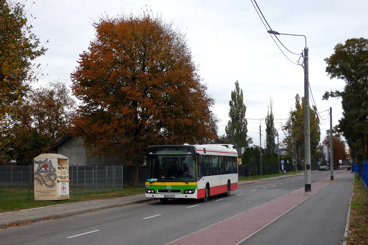 70017
Volvo wykonuje opĂłĹşniony o ponad 20 minut kurs linii numer 3B w relacji Grodzisk Maz. Dw. PKP (12:00)-Kaski PaĹac (12:56). 
Po ponad pĂłĹrocznej pracy tytuĹowego wozu w placĂłwce sochaczewskiej PKS Grodzisk, i to Volvo trafiĹo do Grodziska. Jednak z kaĹźdym wprowadzanym do ruchu egzemplarzem zmniejsza siÄ iloĹÄ charakteryzacji wozĂłw w schemat uĹźywany w grodziskiej komunikacji. O ile pierwszy egzemplarz z numerem 70021 zostaĹ pomalowany w barwy Grodziska poza dachem (ktĂłry pozostawiono w barwach po poprzednim wĹaĹcicielu), o tyle drugi egzemplarz z numerem 70024 (ktĂłry PKS juĹź wczeĹniej ucharakteryzowaĹ jedynie z przodu i tyĹu w barwy MZK Zielona GĂłra w zwiÄzku z wykonywaniem usĹugi dla tego operatora) zostaĹ jedynie przemalowany w miejscach gdzie wczeĹniej byĹ schemat Zielonej GĂłry, to widoczny powyĹźej na zdjÄciu egzemplarz po wejĹciu do obsĹugi KM Grodzisk nie zostaĹ w Ĺźaden sposĂłb ucharakteryzowany (nie ma nawet wymaganych wyĹwietlaczy ktĂłre zostaĹy zdemontowane od razu po przyjeĹşdzie z Zielonej GĂłry). 
Słowa kluczowe: DziwadĹo