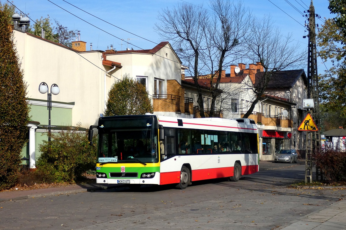 70017
Volvo wyruszyĹ z przystanku poczÄtkowego obsĹugujÄc kurs linii numer 1 w relacji MilanĂłwek PKP (12:20)-MilanĂłwek Cmentarz (12:32). 
W MilanĂłwku podobnie jak co roku komunikacja cmentarna skĹadaĹa siÄ z dwĂłch linii: oznaczonej numerem 1 i ĹÄczÄcej dworzec PKP w MilanĂłwku z Cmentarzem miejskim (autobus kursowaĹ co 30 minut) oraz oznaczonej numerem 2 i ĹÄczÄcej przystanek WKD w KazimierĂłwce z Cmentarzem w MilanĂłwku (autobus kursowaĹ co godzinÄ). 
Słowa kluczowe: WĹ2019