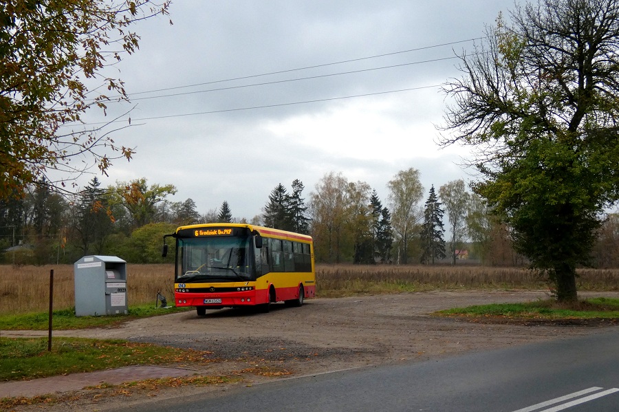 90223
SanCity przyjechaĹ z Marynina gdzie zakoĹczyĹ wykonywaÄ kurs â5205â linii numer 6 w relacji KĹudno Nowe PÄtla (14:10)-Marynin Dzwonkowa (14:57). NastÄpnie pojedzie do Marynina gdzie zacznie wykonywaÄ kurs â5206â linii numer 6 w relacji Marynin Strzelecka (15:05)-Grodzisk Maz. Dw. PKP (15:23). 
CiekawostkÄ jest to, Ĺźe mimo iĹź autobusy grodziskich linii 6 i 9 tak naprawdÄ koĹczÄ lub rozpoczynajÄ swojÄ relacjÄ w Maryninie to do Siestrzeni i tak muszÄ dotrzeÄ bo jest to najbliĹźsza miejscowoĹÄ gdzie jest pÄtla. ChoÄ formalnie kursy te sÄ przejazdami technicznymi to dojeĹźdĹźajÄ nimi czÄsto pasaĹźerowie. CaĹe to zamieszanie wynika z poĹoĹźenia tej ostatniej miejscowoĹci w gminie Ĺťabia Wola. Gmina ta co prawda dopĹaca swojej grodziskiej odpowiedniczce za kursy grodziskich autobusĂłw jednak wyĹÄcznie linii numer 2. 

