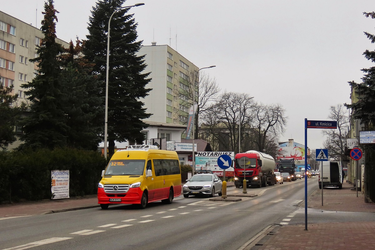 WGM 89924
Sprinter jedzie jako kurs linii numer 32 â Grodzisk Maz. Dw. PKP (12:15)-SiestrzeĹ WÄzeĹ (12:33)-ZarÄby SĹowika (12:53)-Radonie PÄtla (13:14)-Grodzisk Maz. Dw. PKP (13:25). 
ByĹ to ostatni dzieĹ MiM Trans w obsĹudze linii powiatowych w Grodzisku. Od 1 stycznia w miejsce tej firmy na liniÄ nr 32 wszedĹ PKS Tarnobrzeg (i przy okazji na liniÄ nr 30 ktĂłrÄ przejÄĹ od PKS Grodzisk) zakupujÄc od Mercusa identyczne jak na zdjÄciu Sprintery City. 
