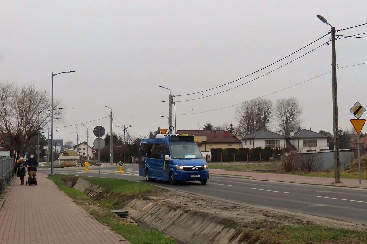 WGM 87871
MAN jedzie jako kurs linii numer A â Grodzisk Maz. Szpital (12:50)-MilanĂłwek Ĺťukowska (13:35). 
Od 1 stycznia 2021 r. obsĹugÄ sieci milanowskiej komunikacji miejskiej przejÄĹa firma "PrzewĂłz OsĂłb Dariusz Ĺrednicki" ktĂłra zgĹosiĹa w przetargu MAN-y TGE. Jak widaÄ na powyĹźszym zdjÄciu firma jeĹşdzi MAN-ami TGE ale naleĹźÄcymi do firmy "Przewozy Autobusowe Krzysztof Grygiel" ktĂłre planowo powinny jeĹşdziÄ na L-kach w SulejĂłwku. Odwrotna sytuacja miaĹa miejsce we wrzeĹniu ub. roku gdy operatorem byĹ p. Grygiel. Wtedy to na milanowskiej komunikacji jeĹşdziĹo Iveco naleĹźÄce do p. Ĺrednickiego.

