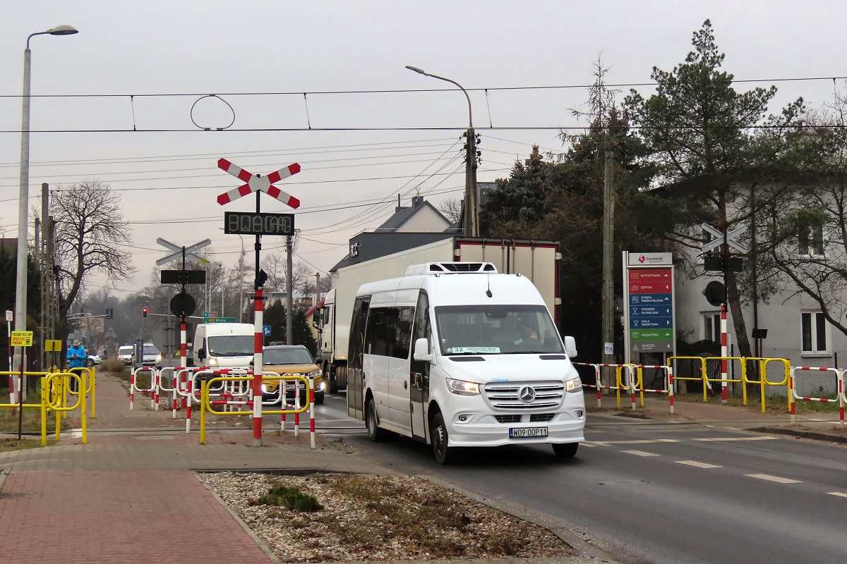 W09 00P11
Sprinter jedzie jako kurs linii numer 32 â Grodzisk Maz. Dw. PKP (12:20)-KsiÄĹźenice Osiedle (12:34)-ZarÄby SĹowika (12:56)-Adamowizna SzkoĹa (13:26)-Grodzisk Maz. Dw. PKP (13:37). 
Od 1 stycznia 2021 r. obsĹugÄ linii powiatowych nr 30 i 32 w Grodzisku przejÄĹ PKS Tarnobrzeg. Do ich obsĹugi, przewoĹşnik zakupiĹ u Mercusa 6 takich SprinterĂłw. 
