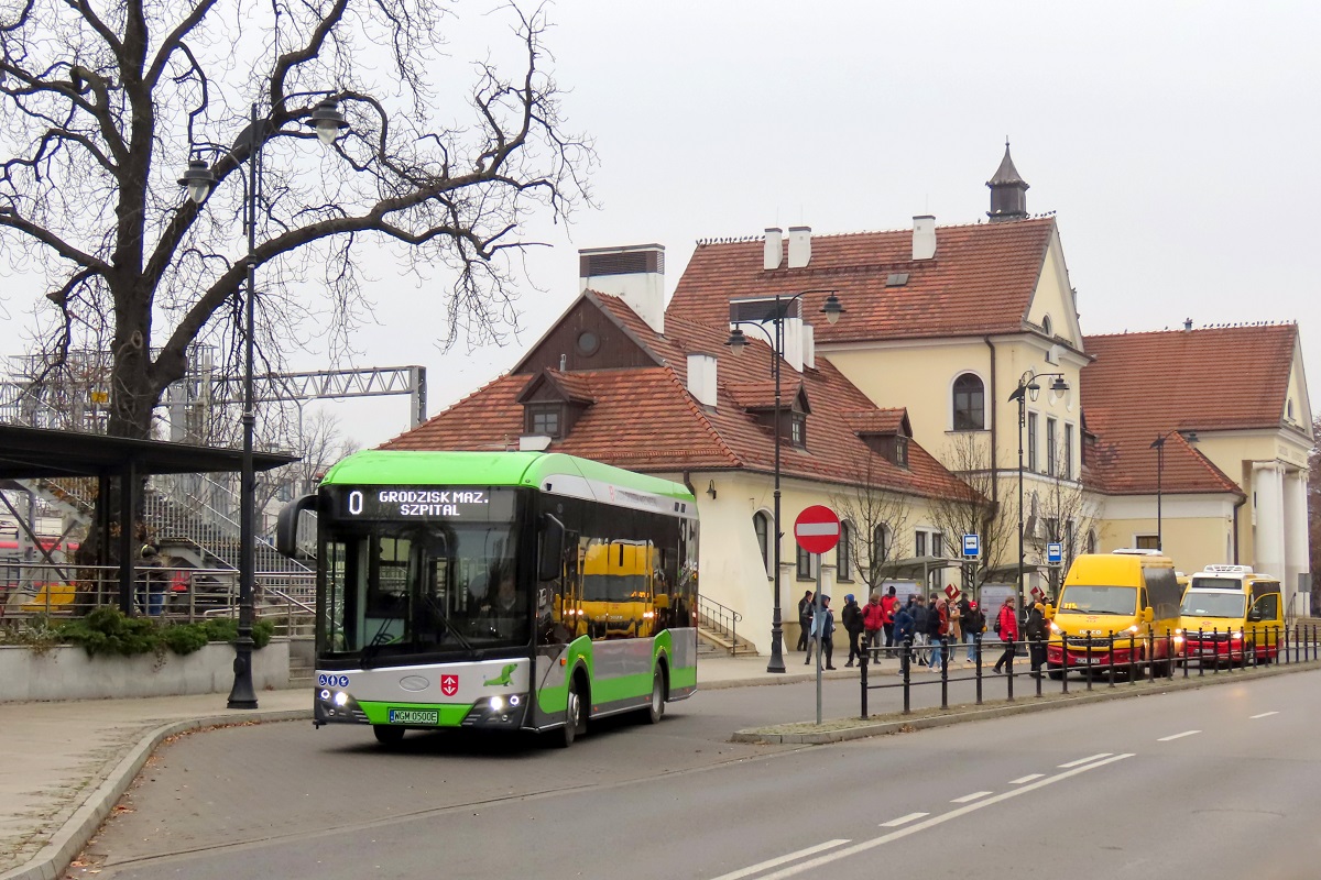 WGM 0500E
Solaris stoi na pÄtli przy dworcu PKP w trakcie jazdy testowej przed wejĹciem do planowej eksploatacji. W tle widoczne sÄ Iveco Daily 70C180 / Mercus #413 i MAN TGE 6.180 / Mercus City #215.
