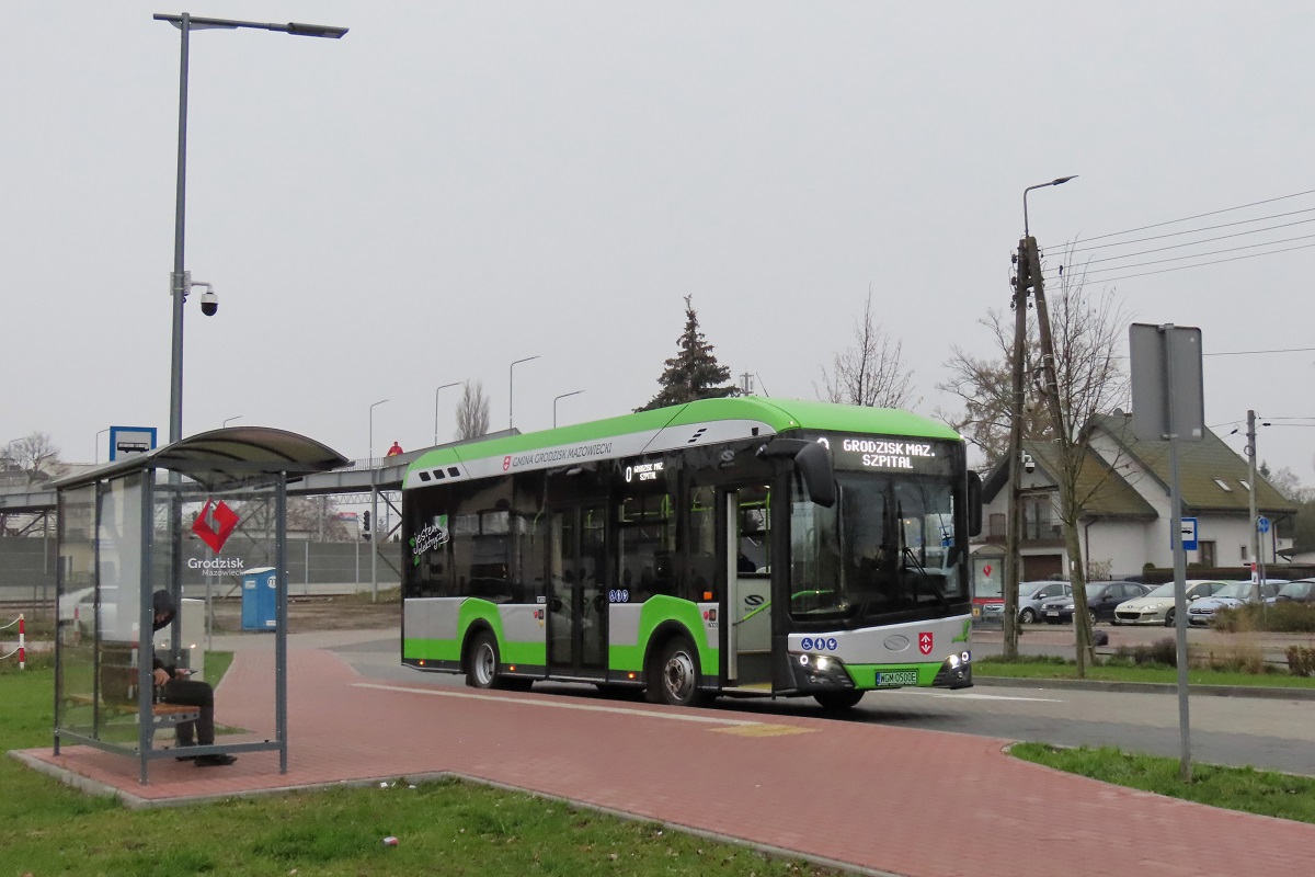 WGM 0500E
Solaris stoi na przystanku âGrodzisk Maz. Traugutta PKP 01â w oczekiwaniu na rozpoczÄcie kursu linii numer 0 â Grodzisk Maz. Traugutta PKP (7:50)-Grodzisk Maz. Dw. PKP (8:30). Pozdrowienia dla Kierowcy!
