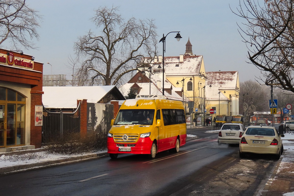 WPR 9806N
Sprinter jedzie jako kurs linii numer 30 â Grodzisk Maz. Dw. PKP (13:35)-SĹubica WieĹ (14:27)-Grodzisk Maz. Dw. PKP (15:03). W tle na pÄtli widoczne sÄ VDL-e Berkhof ProCity #70019 oraz #40007. 
Jest to pierwszy ze SprinterĂłw PKS Tarnobrzeg ktĂłry otrzymaĹ barwy Powiatu Grodziskiego. Do koĹca miesiÄca rĂłwnieĹź pozostaĹe pojazdy majÄ zyskaÄ takie malowanie. 
Słowa kluczowe: zima