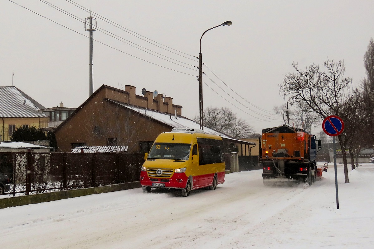 WGM 3852A
Sprinter jedzie jako kurs linii numer 32 â Grodzisk Maz. Dw. PKP (15:40)-KsiÄĹźenice Osiedle (15:54)-ZarÄby SĹowika (16:16)-Adamowizna SzkoĹa (16:46)-Grodzisk Maz. Dw. PKP (16:57). 
W tym egzemplarzu jako jedynym z 6 jeĹźdĹźÄcych w grodziskiej komunikacji powiatowej dodano wiÄcej czarnego koloru na bokach pojazdu dziÄki czemu przypomina to bardziej obecne barwy "warszawskie". 
Słowa kluczowe: zima