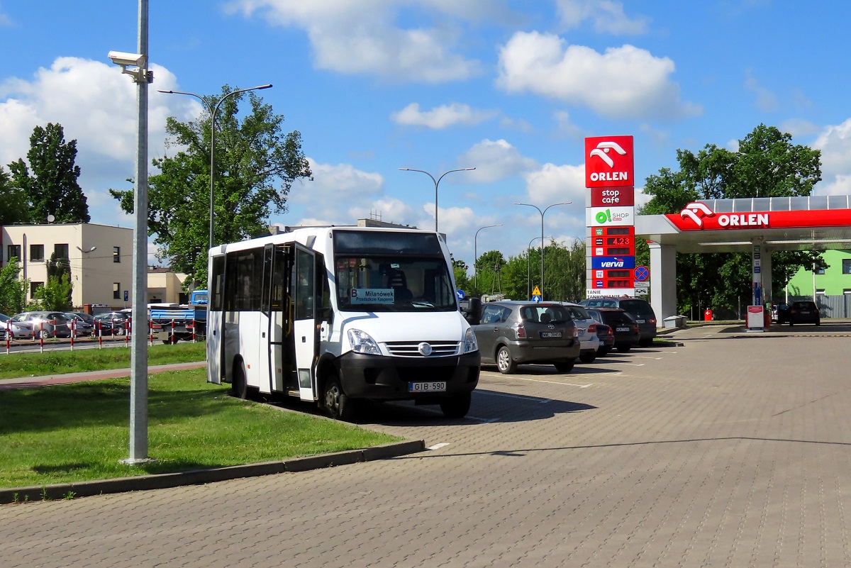 GIB 590
Jeszcze nie przerejestrowany na polskie blachy Kutsenits City stoi na parkingu Orlenu przy ul. KrĂłlewskiej w trakcie przerwy w wykonywaniu kursĂłw na milanowskiej linii B.
Zgodnie z przewidywaniami nastÄpi zmiana przewoĹşnika w sieci milanowskiej KM. Dzisiaj wybrano ofertÄ firmy Markpol z Mielca. Obecny przewoĹşnik w MilanĂłwku czyli Przewozy Autobusowe Krzysztof Grygiel jednak nie pozostanie bez pracy bowiem na dniach rozpocznie obsĹugÄ L-ek w SulejĂłwku. 
