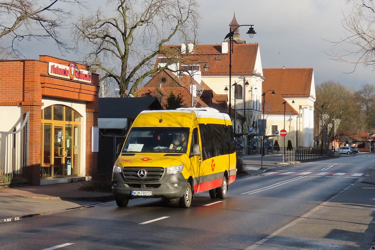 152
Sprinter jedzie jako kurs â205â linii numer 28 â Grodzisk Maz. Dw. PKP (12:05)-Czarny Las Platanowa (12:30)-Grodzisk Maz. Dw. PKP (12:54). 
PodwykonawcÄ PKS Grodzisk na nowym kontrakcie w Grodzisku na liniach numer 16 i 28 zostaĹ MiM Trans. PrzewoĹşnik ten wystawiĹ jednak tabor niespeĹniajÄcy wymagania kontraktu (gĹĂłwnie ze wzglÄdu na wysokÄ podĹogÄ i tylko jedne drzwi). OgĂłlnie jednak pĂłki co na sieci GPA maĹo ktĂłry wĂłz speĹnia wszystkie wymagania nowego przetargu - i to pomimo dopuszczenia w pierwszych miesiÄcach wozĂłw pomostowych o mniejszych wymaganiach.
Słowa kluczowe: DziwadĹo