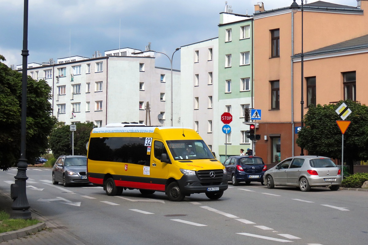 WGM 79017
Sprinter jedzie jako kurs linii numer 32 â Grodzisk Maz. Dw. PKP (14:27)-Radonie PÄtla (14:38)-ZarÄby SĹowika (15:05)-SiestrzeĹ WÄzeĹ (15:22)-Grodzisk Maz. Dw. PKP (15:44).
Zgodnie z ustaleniami pomiÄdzy Powiatem, a MiM Trans, wszystkie zakupione do komunikacji powiatowej mikrobusy do koĹca wakacji majÄ zostaÄ przemalowane w ĹźĂłĹto-czerwone barwy oraz byÄ wyposaĹźone w wyĹwietlacze.
