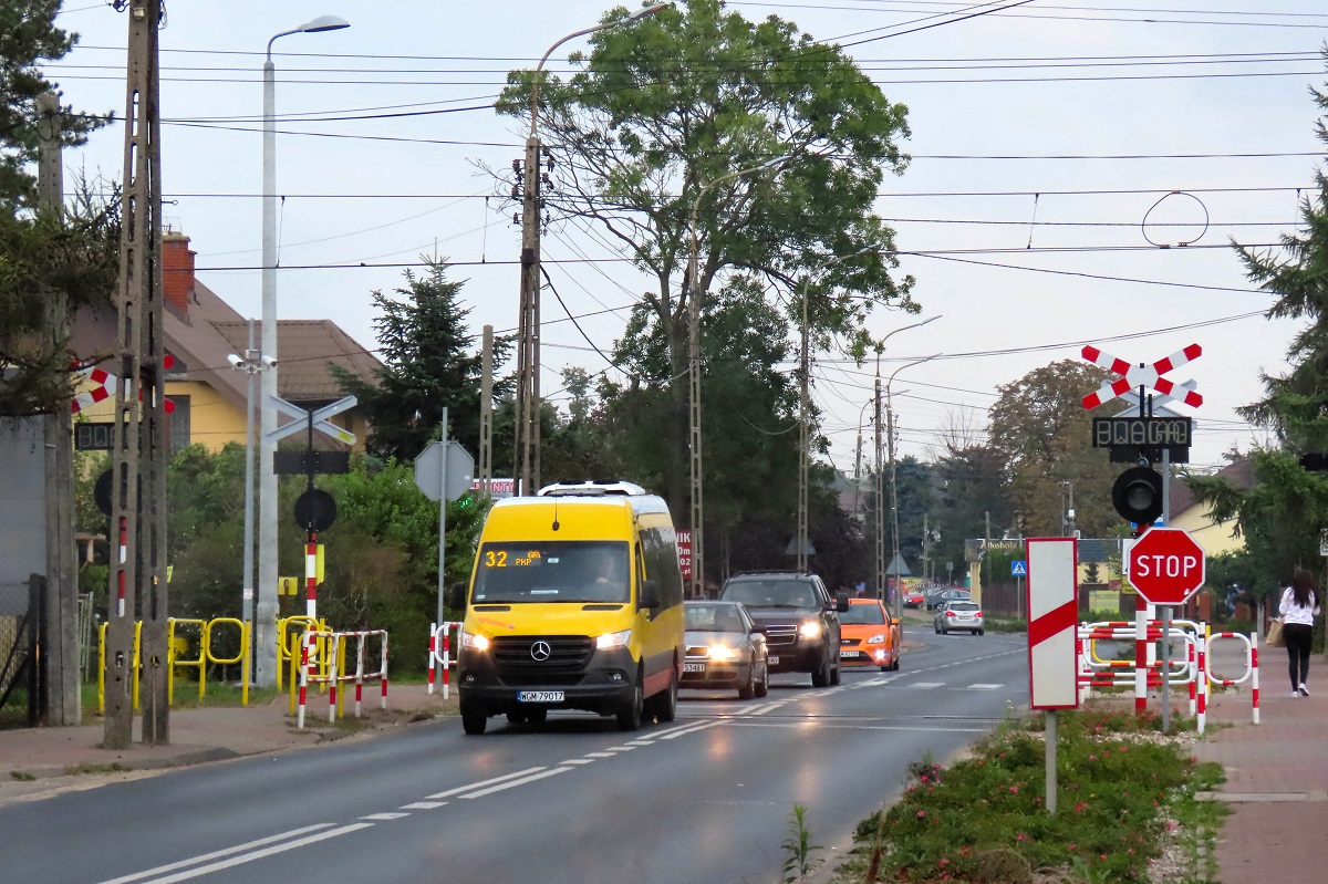 WGM 79017
Sprinter jedzie jako kurs linii numer 32 â Grodzisk Maz. Dw. PKP (14:30)-Radonie PÄtla (14:41)-ZarÄby SĹowika (15:03)-SiestrzeĹ WÄzeĹ (15:20)-Grodzisk Maz. Dw. PKP (15:41). 
