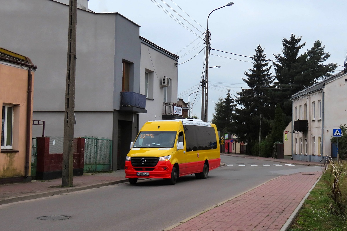 WGM 81991
Sprinter jedzie jako kurs linii numer 32 â Grodzisk Maz. Dw. PKP (12:15)-OjrzanĂłw SzkoĹa (12:56). 
