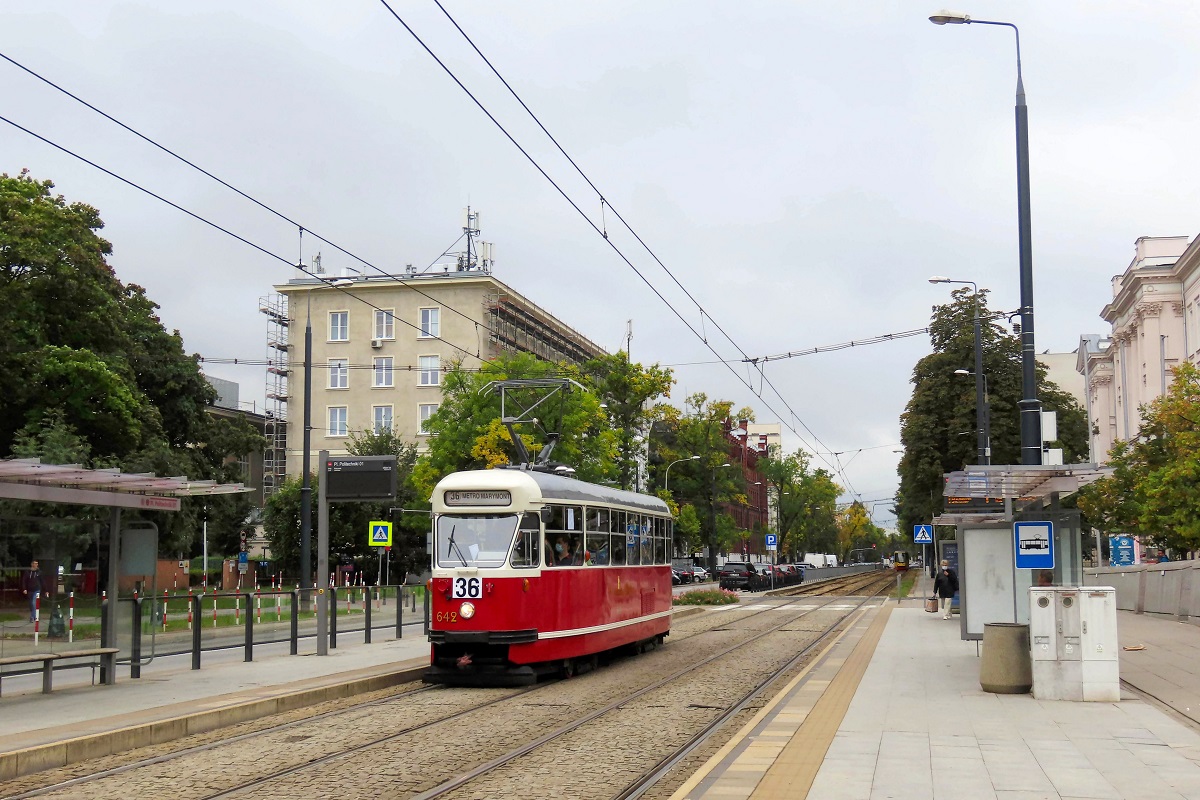 642
ParĂłwka zatrzymuje siÄ na przystanku âPlac Politechniki 01â jako kurs linii numer 36 â Plac Narutowicza (12:40)-Metro Marymont (13:12). 
