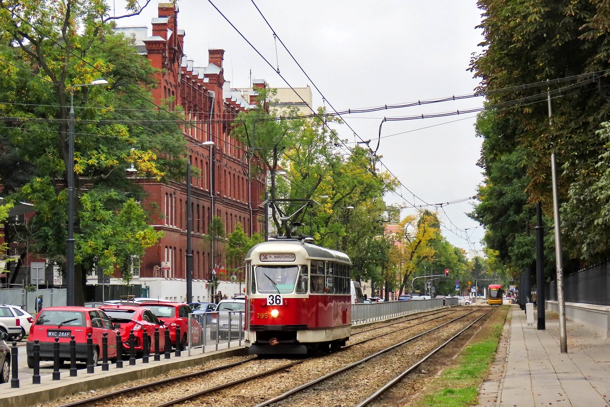 795
Parówka jedzie jako kurs linii numer 36 – Plac Narutowicza (13:10)-Metro Marymont (13:42). 
