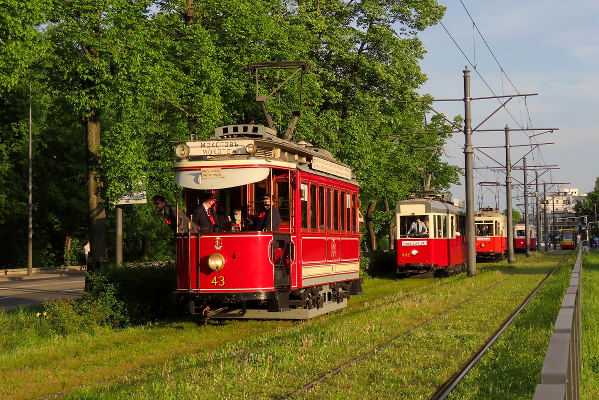 A-43
Wagony A-43, K-446, Lw-541 i K-403-1 jadÄ w paradzie zabytkowych tramwajĂłw, zorganizowanej z okazji Nocy MuzeĂłw. 

Słowa kluczowe: Parada