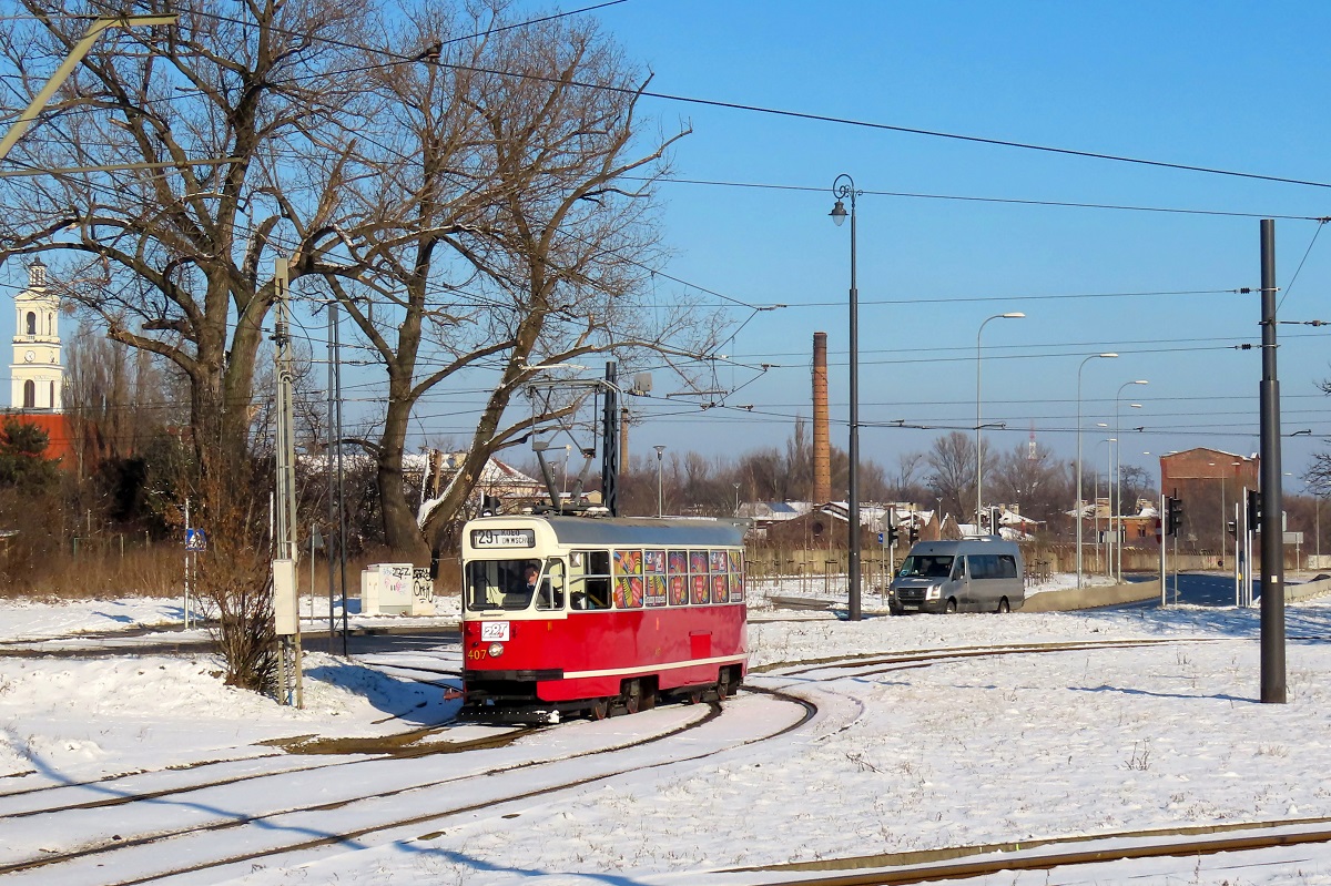 407
ParĂłwka jedzie na przystanek âDw. Wschodni-Kijowska 01â gdzie rozpocznie kurs linii specjalnej 29T â Dw. Wschodni-Kijowska (13:21) - KoĹo (13:50). 
Linia ta zostaĹa uruchomiona z okazji 29 finaĹu WOĹP. Sam pojazd zaĹ wrĂłciĹ do ruchu po generalnym remoncie spowodowanym najechaniem na inny tramwaj w dniu 3 kwietnia 2019 r. 
Słowa kluczowe: Konstal13N WOĹP2021 Zima