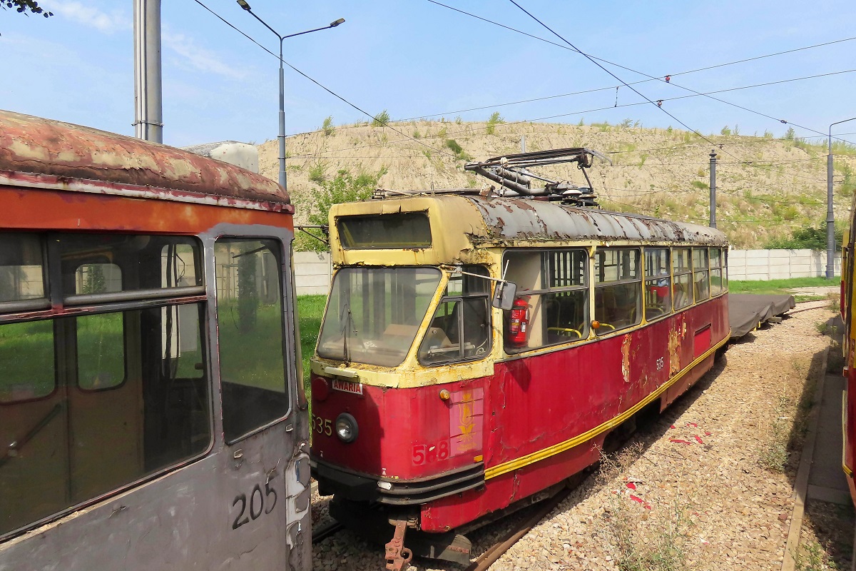 535
ParĂłwka oczekuje na remont stojÄc na tyĹach zajezdni. Przed niÄ stoi 4EGTW-205. ZdjÄcie dodaje jako ciekawostka prezentujÄca obecny stan wagonu - wykonane z imprezowego skĹadu StopiÄtek (1166+1167+1165) podczas przejazdu przez teren zajezdni. 
Słowa kluczowe: Konstal13N